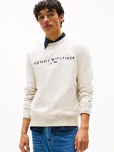Buzo de cuello redondo Tommy Hilfiger color gris claro, con logo bordado en el pecho y pequeño logo en la manga.