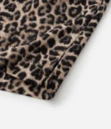 Musculosa de poliéster y elastano con estampado animal print, escote en V y lazo en la espalda.