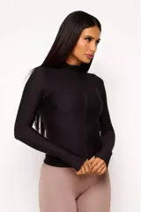 Campera negra de poliamida y elastano con textura tipo panal, cierre frontal y mangas largas con orificios para los pulgares.
