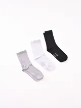 Pack de tres pares de medias de caña corta en color gris, blanco y negro.