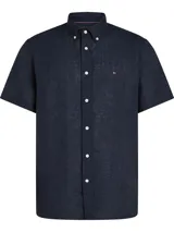 Camisa de manga corta Tommy Hilfiger confeccionada en lino color azul marino, con cuello abotonado y logo bordado en el pecho. Corte regular.