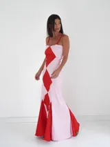 Vestido largo asimétrico de tela elastizada color verde oliva, rosa y dorado, con breteles finos y cola corta.