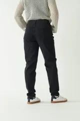 Pantalón de jean azul de corte mom, tiro medio y pierna recta.