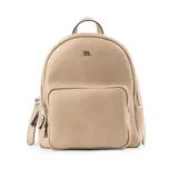 Mochila pequeña color beige, de cuero sintético, con cierre superior y bolsillo frontal con cierre.