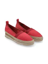 Slip-on plateado con textura de piel de serpiente, elástico lateral y suela de yute.