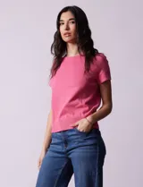 Buzo amarillo tejido en hilado fino, con cuello redondo y mangas cortas.
