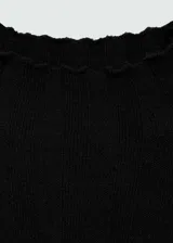Vestido midi negro de tejido de punto fino acanalado, cuello Perkins y manga larga.