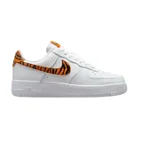 Zapatillas de mujer Nike Air Force 1 07, con parte superior de piel blanca y detalles reflectantes en color rojo.