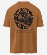 Remera marrón de corte holgado, cuello redondo y manga corta. Presenta estampado con letras en el frente y la espalda.