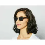 Lentes de sol Izipizi modelo #C Sun, con montura redonda color carey y lentes negras.