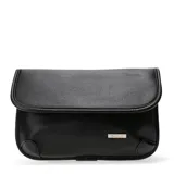 Bandolera negra de cuero sintético con solapa y cierre magnético.