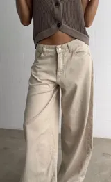 Pantalón jean de corte wide leg color beige.
