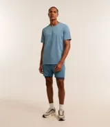 Remera deportiva celeste con cuello redondo, mangas cortas, estampa localizada y espalda con perforaciones para mayor respirabilidad. Confeccionada con tecnología Dry.
