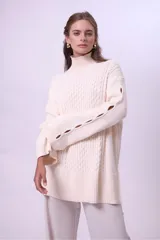 Sweater de punto color borgoña con cuello alto y diseño trenzado.