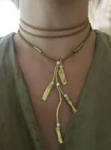 Gargantilla de cuero marrón con doble tira y colgante de bronce con apliques de strass.