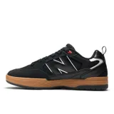 Championes urbanos New Balance modelo 808, color negro con detalles en blanco y suela marrón.