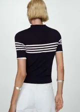 Jersey de punto fino color blanco con rayas horizontales negras, cuello redondo y mangas cortas.
