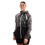 Campera rompevientos deportiva para mujer, color fucsia y violeta. La parte superior es de material traslúcido violeta, mientras que la parte inferior es de color fucsia sólido. Posee capucha, cierre frontal plateado y elástico en la cintura y puños.