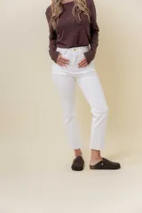 Jean blanco de tiro medio-alto, calce recto y largo al tobillo.