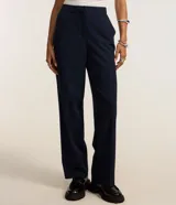 Pantalón de vestir azul marino, de corte recto, con bolsillos laterales y traseros.