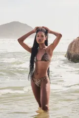 Bikini con diseño de animal print en tonos marrones y negros, con partes superior e inferior tipo triángulo.