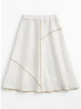 Falda midi de corte evasé confeccionada en lino de tono natural. Presenta un diseño de paneles con costuras decorativas en color beige que resaltan los recortes. Cuenta con cintura elastizada y caída fluida.