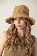 Sombrero de paja color beige con ala ancha y detalles bordados de colores.