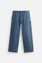 Pantalón de jean azul de corte amplio, con bolsillos frontales y traseros tipo parche, tira portaherramientas y bolsillo tipo parche en la pierna.