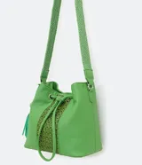 Bolso tipo bucket verde con correa transversal tejida, detalle trenzado en la parte delantera, colgante de borla y cierre con botón a presión.