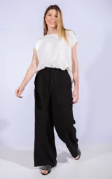 Pantalón negro de corte palazzo con cintura elastizada y cordón ajustable. Presenta un bolsillo tipo cargo en la pierna derecha.
