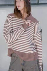 Sweater tejido en jersey rayado color marrón y beige, con cuello polo.