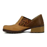 Zapato casual de cuero color maíz con detalle de animal print en el lateral y elástico en la parte superior. Taco bajo de madera y suela de goma.
