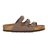 Sandalias marrones con tres correas ajustables con hebilla, plantilla anatómica de corcho y látex, y suela de goma EVA. Modelo Florida Soft Footbed de la marca Birkenstock.