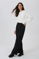 Sweater blanco de poliéster con diseño de ochos, corte holgado y cuello a la base.