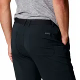 Short de hombre color verde oliva, con bolsillos laterales y traseros con cierre. Protección solar UPF 50 y repelencia al agua.