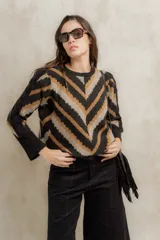 Sweater jacquard de color negro, beige y marrón, con cuello redondo y mangas abullonadas.