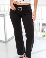 Pantalón negro de corte ajustado con cintura baja y hebilla plateada.