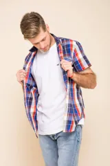 Camisa de manga corta con estampado a cuadros en tonos azul, rojo y blanco. Cierre con botones y tela ligera.