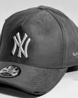Gorro de béisbol gris de pana con el logo de los New York Yankees bordado en blanco en el frente y el logo de New Era bordado en el lateral.