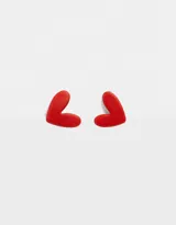 Par de aros pasantes plateados con forma de corazón y cierre de tope a presión.