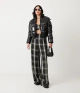 Pantalón wide leg de sastrería con estampado de cuadros en tonos negro, verde y blanco.