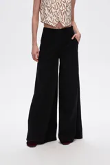 Pantalón negro de lino, de corte ancho y tiro alto.