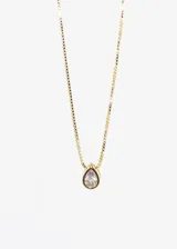 Cadena dorada con dije en forma de gota con zirconia.