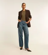 Blusa básica de manga corta y escote redondo, color blanco, confeccionada en tejido de viscosa y elastano.