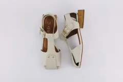 Sandalias de cuero negro con punta cuadrada, tira central con hebilla y taco cuadrado de madera.