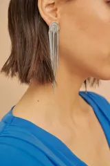 Vestido midi de fiesta color azul eléctrico, con escote en V, mangas 3/4 de microtul y detalle de perlas a tono en el centro.