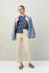 Pantalón recto color marrón claro, de algodón, con bolsillos de parche y calce relajado.