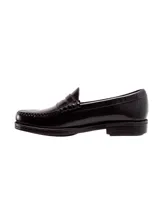 Zapato mocasín de cuero negro lustrado, con detalle de antifaz y costuras en la capellada. Suela con tecnología Bounce de doble densidad para mayor comodidad.