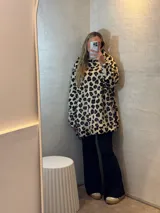 Canguro oversize con capucha, de tela suave con estampado animal print en tonos azul, negro y blanco.