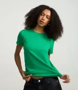 Remera t-shirt de media malla color verde, con cuello redondo y mangas cortas dobladas.